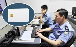 Người đàn ông dùng "thẻ ATM trắng" đi rút tiền, cảnh sát "giăng bẫy", thành công triệt phá đường dây lừa đảo xuyên biên giới 385 tội phạm sừng sỏ