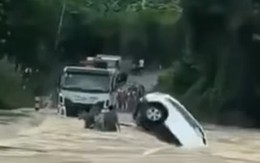 Ô tô Mercedes bị lũ cuốn trôi khi qua cầu tràn