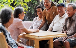 Họp lớp sau hơn 30 năm, cụ ông U60 quyết định không bao giờ “tái diễn”: Lý do quá phũ phàng nhưng thực tế