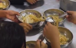Mới nhất vụ 11 học sinh ăn 2 gói mì tôm chan cơm: ‘Con sâu làm rầu nồi canh’