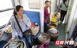 Cảm giác “xuyên không” với đoàn tàu độc nhất Trung Quốc: Giữa "kỷ nguyên" tàu cao tốc, hành khách vui vẻ ngồi cùng rau quả, gà vịt, thậm chí cả… lợn