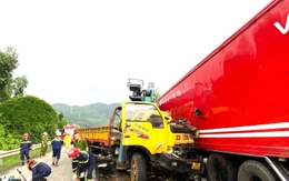 Giải cứu tài xế mắc kẹt trong cabin xe tải bẹp dúm