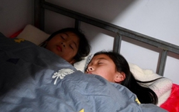 Kiểm tra học sinh trong giờ ngủ bán trú, cô giáo ở TP.HCM phát hiện 2 điểm bất thường: Lời cảnh báo đến các bậc cha mẹ