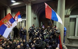 Người biểu tình phe đối lập bao vây toà nhà hành chính ở thủ đô Serbia