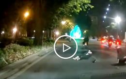 Xe máy phóng nhanh ngã tóe lửa trên đường phố Hà Nội