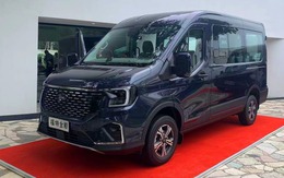 Ford Transit mới sắp bán tại VN: Đèn pha giống Ranger, có hai màn hình 12,3 inch và ADAS không khác xe con