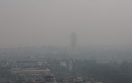 Không khí Hà Nội ô nhiễm trầm trọng, cả thành phố chìm trong màn sương trắng từ sáng đến tối