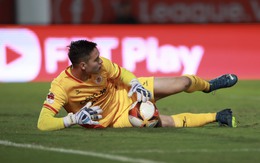 Thủng lưới 3 bàn dưới mắt HLV Troussier, Filip Nguyễn nhận lời bênh vực từ HLV đối thủ