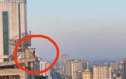 VIDEO: Nghẹt thở giải cứu cô gái trẻ đứng trên nóc chung cư 27 tầng