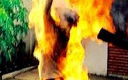 Chồng cũ đổ xăng lên người vợ đốt, cả 2 bỏng nặng