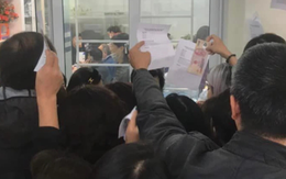 Phụ huynh Hà Nội chen lấn mua hồ sơ dự tuyển vào lớp 10 cho con