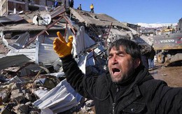 Việc làm quặn lòng của thân nhân người tử nạn trong thảm họa động đất ở Thổ Nhĩ Kỳ