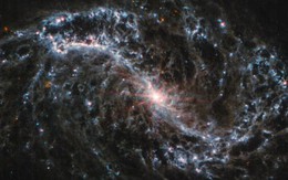 NASA chụp được thứ có trong khói lửa, nhựa đường ở 4 thiên hà khác