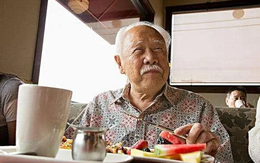 Người đàn ông 62 tuổi bỏ bữa tối để giảm mỡ máu, sau nửa năm sức khỏe thế nào?