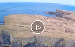 Hàng nghìn cột đá lục giác bao phủ hòn đảo ở Scotland