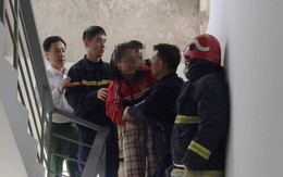 Giải cứu bé gái định tự tử từ tầng 15 tòa chung cư ở Hà Nội