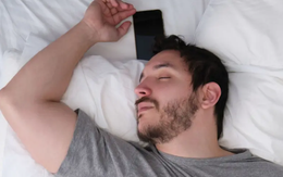 Ngủ cạnh điện thoại có hại không?