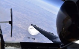 Mỹ công bố ảnh phi công ‘selfie’ với khinh khí cầu Trung Quốc trên trời