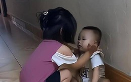 Trong lúc bố mẹ đi vắng, hàng xóm chụp lại cảnh tượng bàng hoàng của 2 đứa trẻ trong nhà: Không dạy con kỹ thì hậu quả là đây!