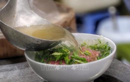 Trang du lịch Australia khen phở Việt Nam là món quà ẩm thực quý giá