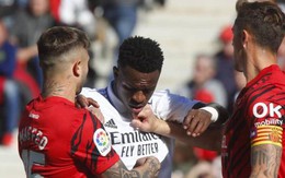 Siêu sao Vinicius bị 'bắt nạt' trong lẫn ngoài sân cỏ, HLV Real Madrid phản ứng dữ dội