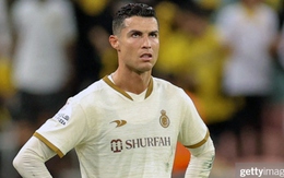 Ronaldo ném băng đội trưởng, đá chai nước sau trận thua của Al Nassr