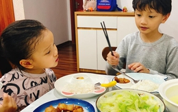 Giao việc bếp núc cho 2 con, mẹ nhàn nhã thưởng trà và cái kết bất ngờ