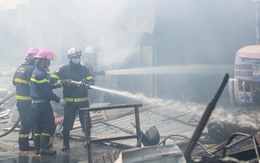 Hà Nội: Cháy lớn thiêu rụi kho vật liệu xây dựng cạnh cây xăng tại Tây Mỗ