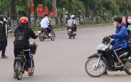 Học sinh vô tư vượt đèn đỏ, không mũ bảo hiểm "như chưa hề có luật giao thông"