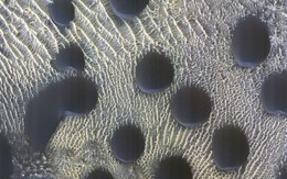Kỳ lạ những hình tròn hoàn hảo ở cồn cát trên sao Hỏa