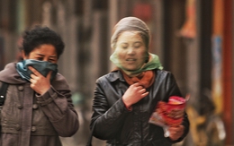 Bão cát vàng tấn công Trung Quốc: Người dân xoay sở đủ cách nhưng vẫn bị cát bám dính lên mặt
