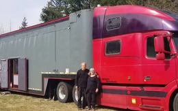 Đôi vợ chồng nghỉ hưu dành 5 năm biến xe tải cũ thành ngôi nhà di động
