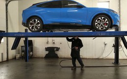 Ô tô điện ngày càng nhiều mà tay nghề thợ thế này thì rất đáng lo ngại