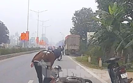 Clip người đàn ông chạy xe máy cướp điện thoại của cô gái đi đường ở Nghệ An