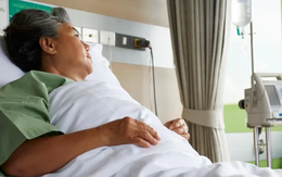 Biết mẹ chồng bị bệnh, tôi về chăm sóc, nào ngờ nghe được tin tức bất ngờ