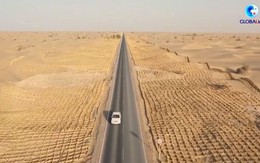 Xem công nhân 'trồng' cỏ khô bảo vệ tuyến đường nằm giữa sa mạc lớn nhất Trung Quốc