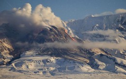 Nga: Núi lửa ở vùng Viễn Đông tiếp tục hoạt động, cột tro cao 10 km