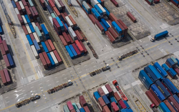 Từng là mặt hàng "nóng bỏng tay" thời đại dịch, những chiếc container rỗng nằm chất đống hé lộ điều lạ lùng ở nền kinh tế Trung Quốc hậu Covid-19