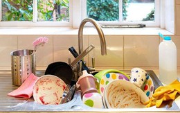 Bát đĩa sau khi dùng xong nên rửa luôn hay ngâm trong nước? Chuyên gia đưa ra câu trả lời