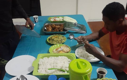 Cận cảnh bữa ăn đạm bạc và đôi giày mòn vẹt của các VĐV Timor-Leste trước SEA Games 32