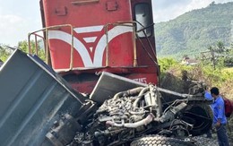 Khánh Hòa: Xe tải băng qua đường sắt bị tàu hỏa tông, tài xế tử vong