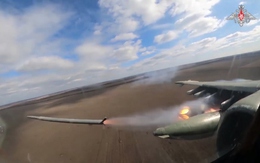 Cường kích Su-25 của Nga bay tầm thấp phóng tên lửa vào mục tiêu ở Ukraine
