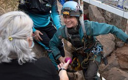 Ra khỏi hang sau 500 ngày tự cô lập mình, người phụ nữ mất hết cảm giác về thời gian, tưởng cả thế giới vẫn chìm trong COVID