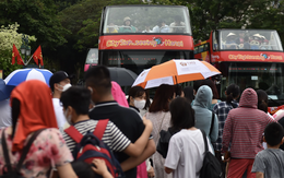 Người dân Hà Nội đội mưa trải nghiệm xe buýt 2 tầng miễn phí trong kì nghỉ lễ