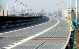 Người Trung Quốc khiến cả thế giới kinh ngạc: 5 năm trước đã xây cao tốc thông minh lát pin mặt trời phục vụ cách mạng xe tự lái