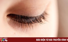 Trào lưu bôi son dưỡng môi lên mi mắt có nguy cơ gây nguy hiểm với sức khỏe
