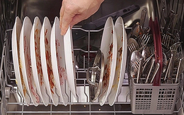6 lý do có thể khiến bát đĩa bẩn hơn dù bạn đang dùng máy rửa bát
