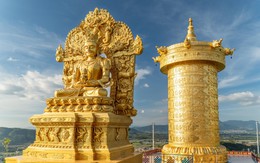 Doanh nghiệp "đằng sau" Đại bảo tháp Kinh luân dát vàng lớn nhất thế giới, chứa hơn một tỷ câu chú đặt tại Lâm Đồng