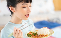 Gạt lớp cơm trắng mới hiểu lòng mẹ chồng