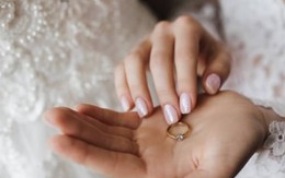 Mẹ chồng đọc 4 gia quy trong đám cưới, cô dâu tháo nhẫn huỷ hôn